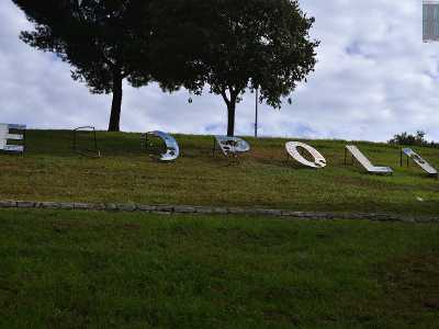 La medesima fine fatta da Ecopoli che, inaugurato nel 1999 su quella che era una vera e propria �montagnola� di rifiuti, e stato per� di fatto dimenticato da cittadini e istituzioni: sta cadendo a pezzi e sono veramente in pochi coloro che lo frequentano (foto di Nicola Velluso)